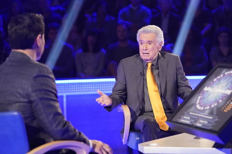 Louis Huang (Randall Park, l.); Regis Philbin (r.). – Bild: American Broadcasting Companies /​ Mitch Haaseth