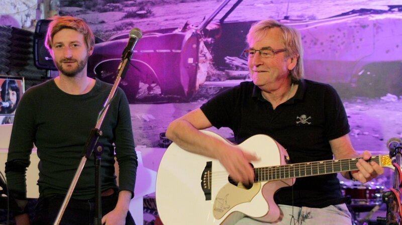 Knut Harms und sein Sohn Steffen auf der Bühne des Musikkellers – Bild: NDR/​Content Media Production GmbH