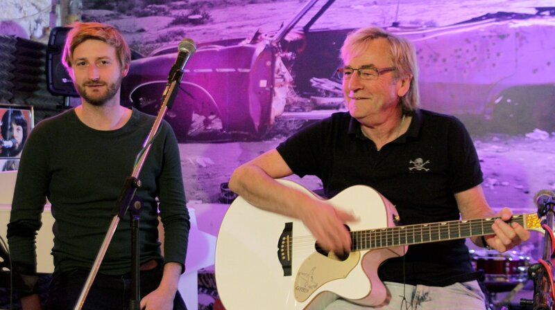 Knut Harms und sein Sohn Steffen auf der Bühne des Musikkellers – Bild: NDR/​Content Media Production GmbH