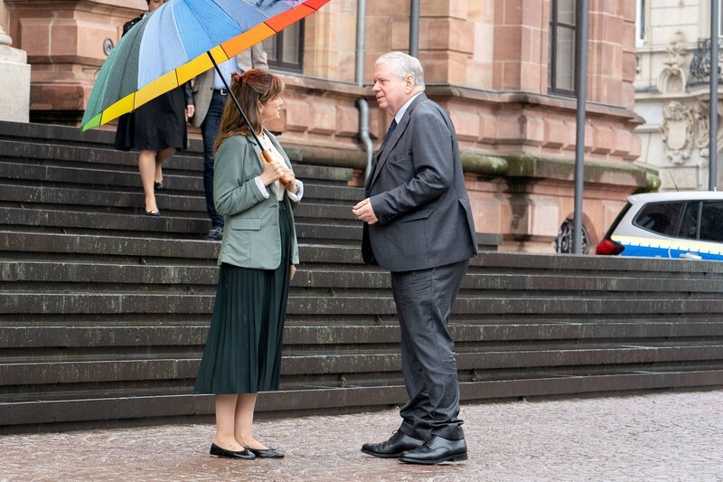 Oberstaatsanwalt Bernd Reuther (Rainer Hunold) spricht mit Nadine Reinisch (Elisabeth von Koch), der Assistentin des Opfers. – Bild: Andrea Enderlein /​ ZDF Enterprises GmbH /​ ZDF
