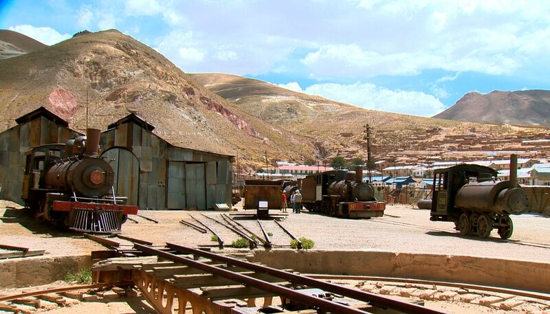 Eisenbahnmuseum Pulacayo: Ein Ausflug in eine andere Zeit und in eine andere Welt bringt die Reise nach Pulacayo. Die dortige Mine war zu ihrer Blütezeit die zweitgrößte Silbermine weltweit. Auch heute ist sie noch in Betrieb. Unterhalb der Mine träumen die Dampflok-Veteranen von jener Zeit im vorigen Jahrhundert, als sie die Schätze der Mine zur Verschiffung an den Pazifik brachten. – Bild: MDR/​SWR