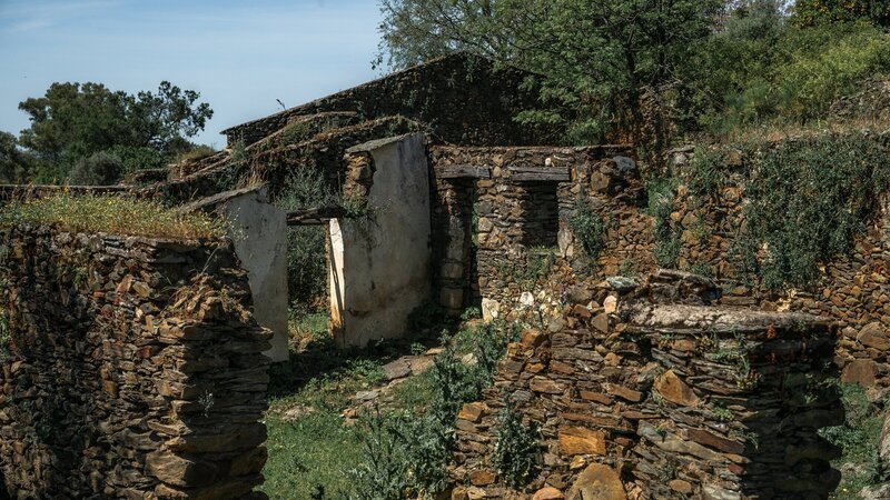 In den 1950er-Jahren enteignet Diktator Francisco Franco die Bewohner von Granadilla. Das Dorf stirbt langsam aus. Für die Bewohner bis heute eine tiefe Wunde. – Bild: ZDF