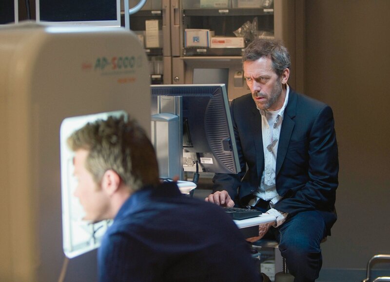 Jason Lewis als Evan Greer, Hugh Laurie als Dr. Gregory House (hinten l.) – Bild: SUS /​ SF