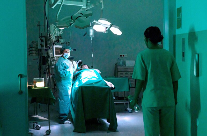 Dr. Seda Safadi (Adriana Altaras, l.) bittet bei der geheimen Operationen von Felicitas Abdul-Hai (Catarina Avelar, liegend), Marlene Hirt (Gina Haller, r.) um Hilfe. – Bild: ARD/​MDR/​Armanda Claro