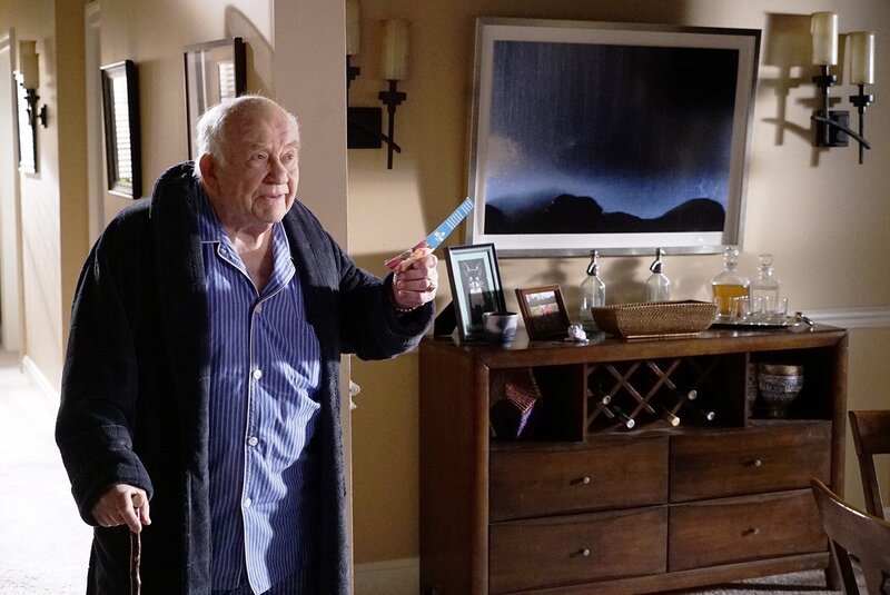 Nicht nur ein neuer Fall, sondern auch die Alzheimererkrankung seines Schwiegervater Roy (Edward Asner) beschäftigt Hotch … – Bild: PLURIMEDIA (ABC)