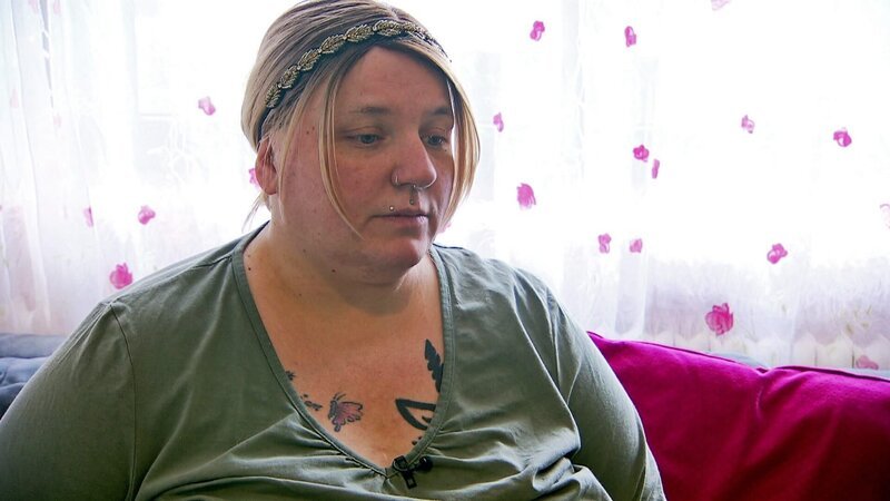 Für Steffi (42) aus Bremen spitzt sich die finanzielle Not weiter zu: Das Jobcenter zahlt weder Miete noch Bürgergeld. Zusätzlich kämpft Steffi mit gesundheitlichen Problemen. – Bild: RTLZWEI