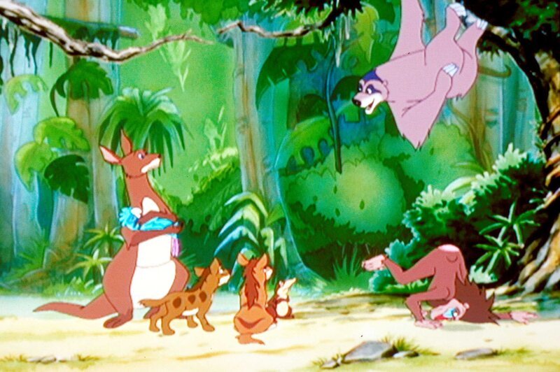 „Noahs Insel“, „Unruhestifter.“ Noahs Insel schwimmt mittlerweile an der Küste Südamerikas entlang. Und wieder gibt es Neuzuwachs: ein äußerst seltenes Hyazinthen-Ara-Weibchen. Der schräge Vogel stiftet nichts als Unruhe. Zuerst hackt er um sich, dann verliebt er sich in Geier Kim. Auch Kim entflammt für das Ara-Weibchen. Darüber ist vor allem der Geierchef verzweifelt. Schließlich wollte er den schmucken Kim mit einer seiner Töchter verheiraten. – Bild: ORF