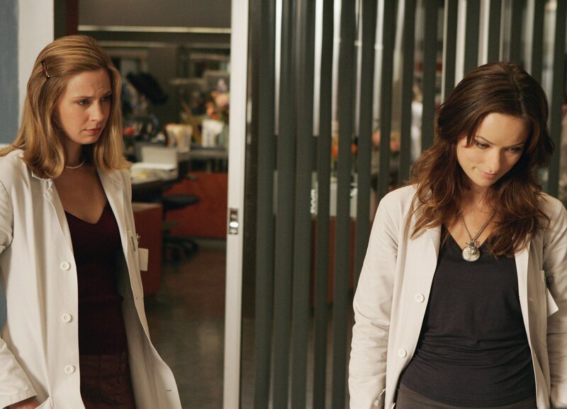 Konkurrentinnen: Anne Dudek als Amber, Olivia Wilde als Thirteen – Bild: SUS /​ SF