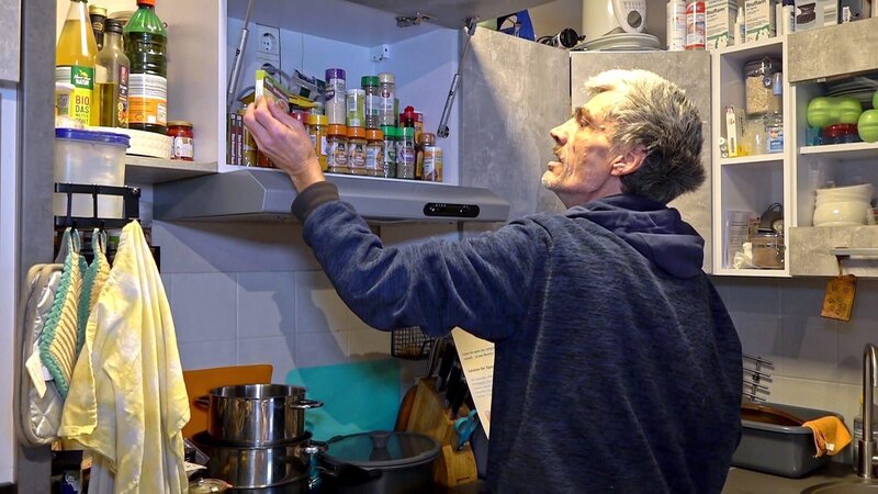 Um seiner Frau Carmen eine besondere Freude zu machen, will Dieter für sie den Kochlöffel schwingen. – Bild: RTLZWEI