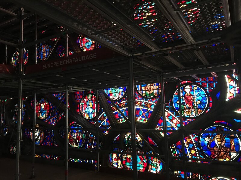 Ein Teil der Südrosette ist hinter einem Gerüst während der Restaurierungsarbeiten an Notre Dame in Paris zu sehen. Hunderte von Arbeitern sind in einem ehrgeizigen Wettlauf, um dieses mittelalterliche Meisterwerk rechtzeitig für die für 2024 geplante große Wiedereröffnung zu restaurieren. – Bild: National Geographic