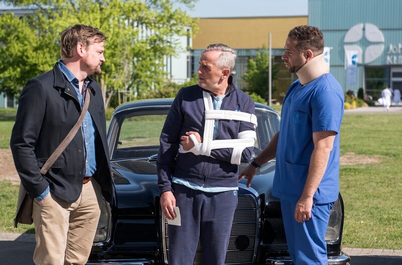 Ein ungewohntes Bild: Marc (Christian Beermann, l.) und Matteo (Mike Adler, r.) versuchen ihren Patienten Michael Schreiber (Tim Wilde, M.), gemeinsam von einer alternativen Heilmethode zu überzeugen. – Bild: ARD/​Jens-Ulrich Koch