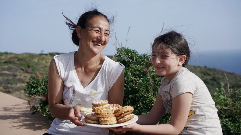 Zu Tisch Pantelleria – Italien Annamaria präsentiert mit ihrer Tochter Sofia die mit Ricotta gefüllten Baci Panteschi. – Bild: SRF/​Reiner Bauer