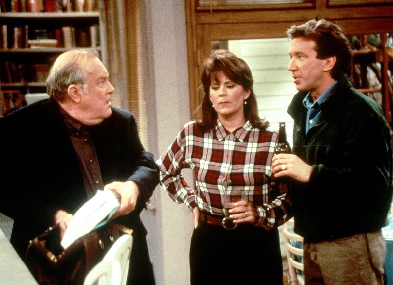 Der Colonel (M. Emmet Walsh, li.) ist zu Besuch. Er hat ein ganz besonders kriegerisches Buch geschrieben und möchte, dass Jill (Patricia Richardson) es in ihrem Verlag lanciert (re. Tim Allen). – Bild: RTL