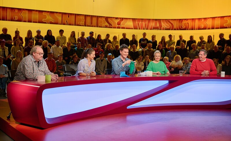 Günther Lainer, Caroline Athanasiadis, Hosea Ratschiller, Verena Scheitz, Viktor Gernot. – Bild: ORF/​Klaus Titzer