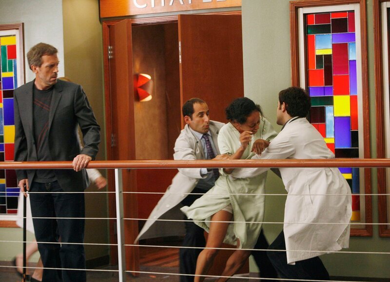 Blick auf die Krisenbewältigung zweier Casting-Teilnehmer: Hugh Laurie als Dr. Gregory House (l.) – Bild: SUS /​ SF