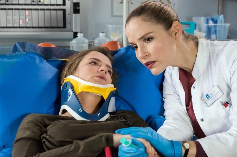 Eva Ludwig (Sarina Radomski, l.); Julia Berger (Mirka Pigulla, r.) – Bild: ARD/​Jens Ulrich Koch