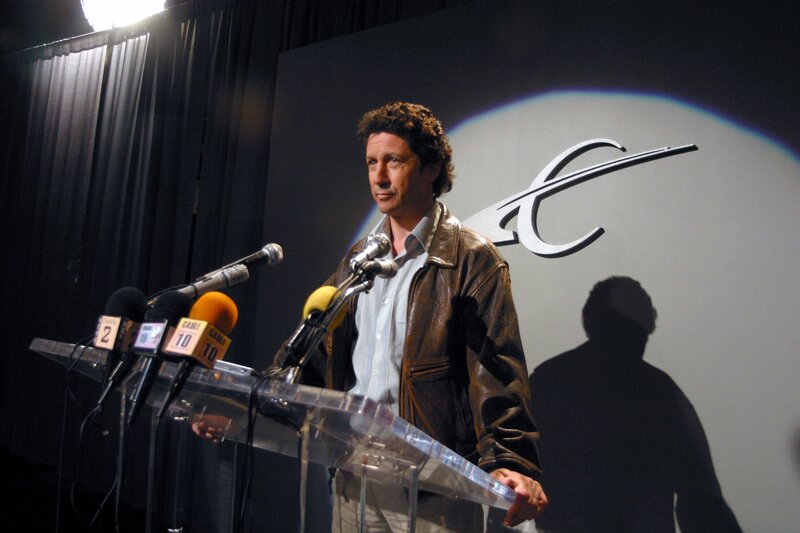 Der mächtige Großindustrielle Alex Colson (Charles Shaughnessy) stellt der Regierung ein Ultimatum: Er selbst will die Öffentlichkeit von dem Stargate-Programm und der Existenz von Außerirdischen auf der Erde unterrichten, wenn die Regierung das nicht selbst übernimmt … – Bild: SYFY