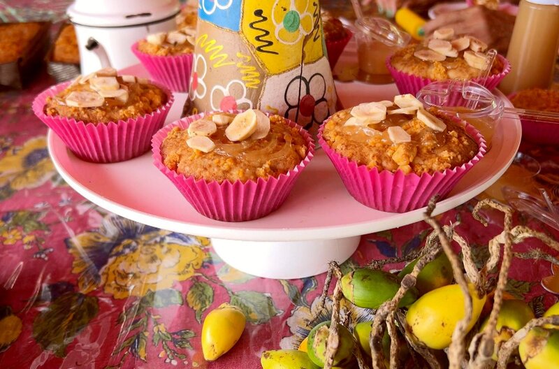 In Manaus backt Monica Cupcakes – aus einem aromatischen Teig und mit einem fruchtigen Topping aus gerösteten Paranüssen. – Bild: Elephant Doc