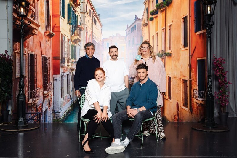Ranga Yogeshwar (l.), Edin Hasanovic (M.) und Ilka Bessin (r.) zu Gast bei „Neo Ragazzi“ mit Sophie Passmann (2.v.l.) und Tommi Schmitt (2.v.r.) – Bild: ZDF und ben knabe