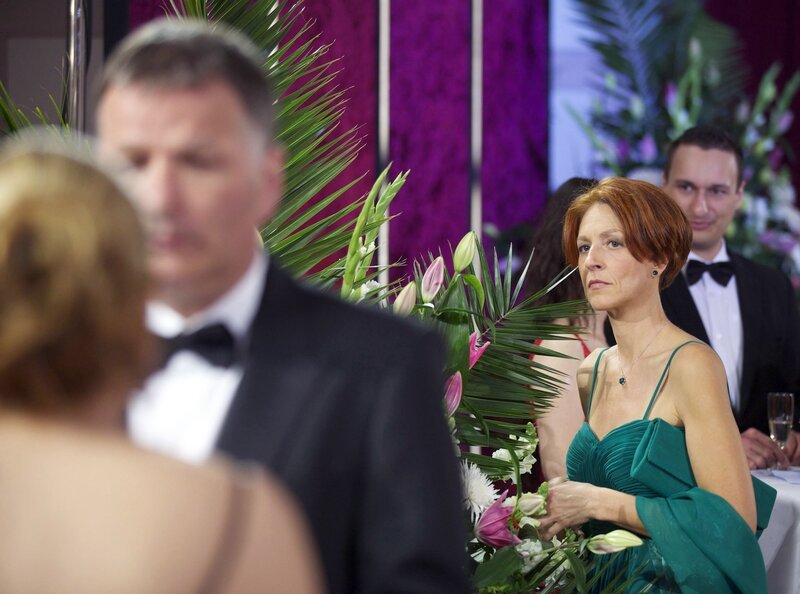 Die Versöhnung mit ihrem Mann hat Pia Heilmann (Hendrikje Fitz, rechts) Zuversicht gegeben. Doch nun hört sie zufällig, wie Sarah Marquardt (Alexa Maria Surholt) Roland (Thomas Rühmann) erklärt, was alles mit dem Erhalt des Pasteurpreises verbunden ist. – Bild: MDR/​Rudolf Wernicke