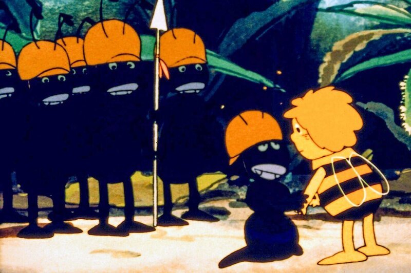 Nachdem Maja der kleinen Ameise das Leben gerettet hat, bedankt sich diese bei ihr. – Bild: ORF/​ZDF/​Apollo-Film