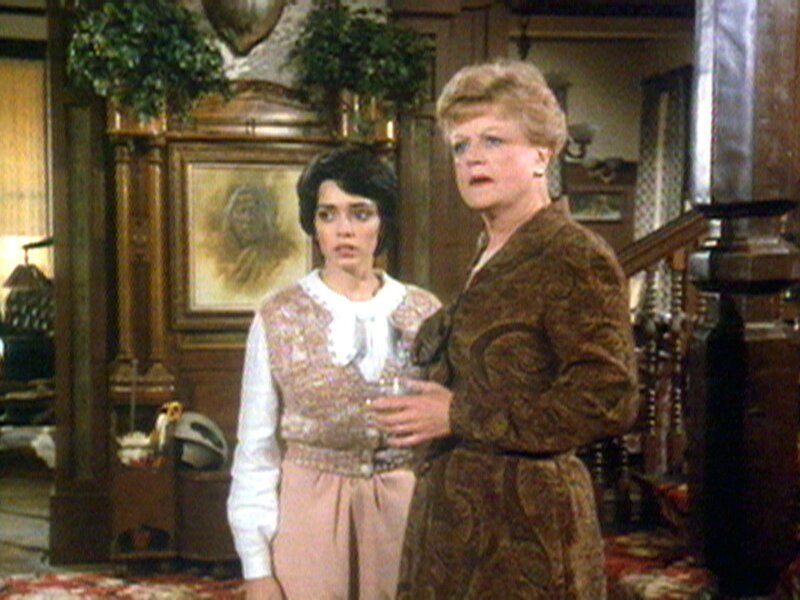Jessica (Angela Lansbury) steht Mary (Kathleen Beller) bei, die ihren Vater verloren hat. – Bild: Warner TV Serie Jessica (Angela Lansbury) steht Mary (Kathleen Beller) bei, die ihren Vater verloren hat. – Bild: Warner TV Serie