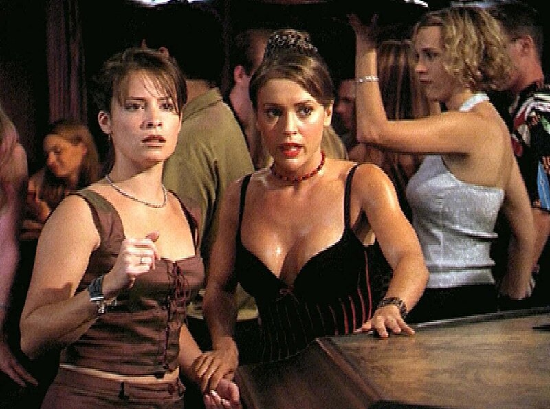Piper (Holly Marie Combs, l.) und Phoebe (Alyssa Milano, M.) sind auf der Suche nach einem Teufel in Frauengestalt, der es auf das Testosteron der männlichen Gäste abgesehen hat. – Bild: ATV2