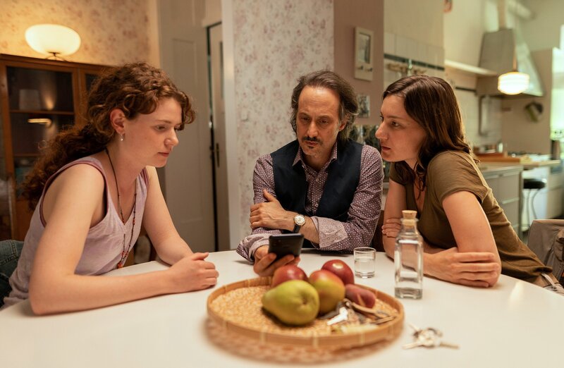 Von links: Mia Bader (Nadja Sabersky), Ferdinand Zankl (Michael Ostrowski) und Frederike Bader (Marie Leuenberger). – Bild: BR/​Hager Moss Film/​Marc Reimann /​ ORF /​ Degeto