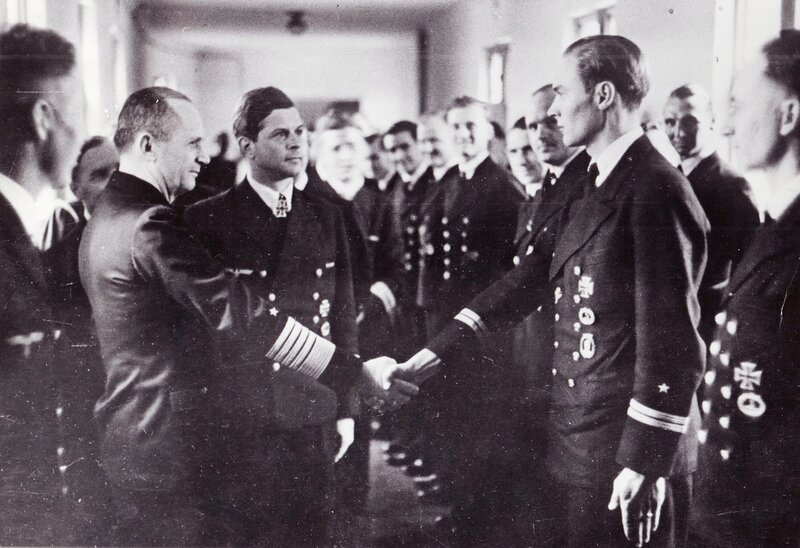 Im Jahr 1942 knackte der britische Geheimdienst nach und nach die deutsche Verschlüsselungsmaschine „Enigma“. Zusätzlich entwickelten die Alliierten hochauflösende Radar- und verfeinerte Sonargeräte. Die Jäger wurden zu Gejagten. (Foto: Großadmiral Karl Dönitz (l.) inspiziert eine U-Boot-Besatzung, 1944) – Bild: TVNOW