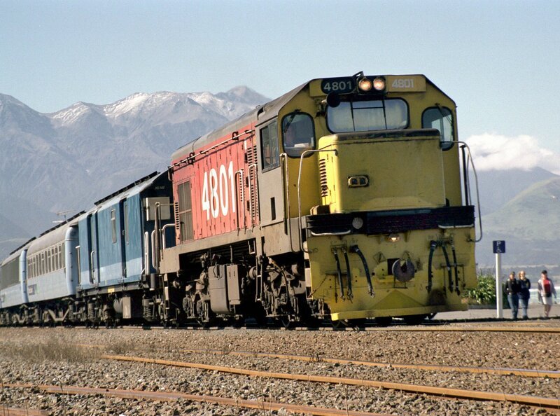 Der TranzCoastal verlässt Kaikoura. – Bild: HR/​SWR