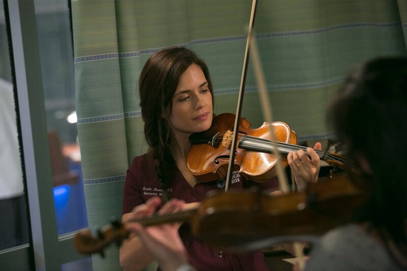 CHICAGO MED -- „Fallback“ Episode 103 -- Pictured: (l-r) Torry DeVitto as Dr. Natalie Manning – Bild: NBCUniversal Media, LLC /​ Elizabeth Sisson/​NBC