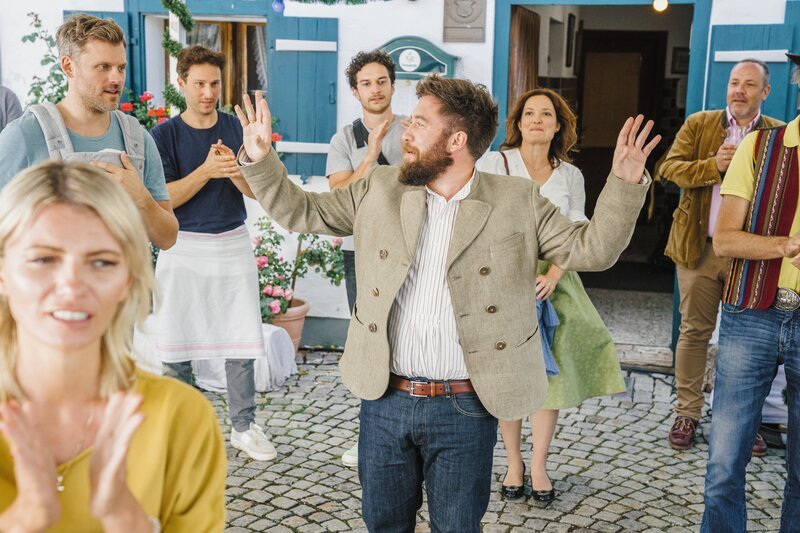 Als neuer Bürgermeister ist Schorschi Striebel (Sebastian Edtbauer, v. Mitte) bemüht, die großen Erwartungen an ihn stets zu erfüllen. v.li.: Quirin Pankhofer (Jens Atzorn), Franz Roth (Pablo Sprungala), Bastian Pfeiffer (Raban Bieling), Hanne Striebel (Kerstin Dietrich). – Bild: ZDF und Hendrik Heiden