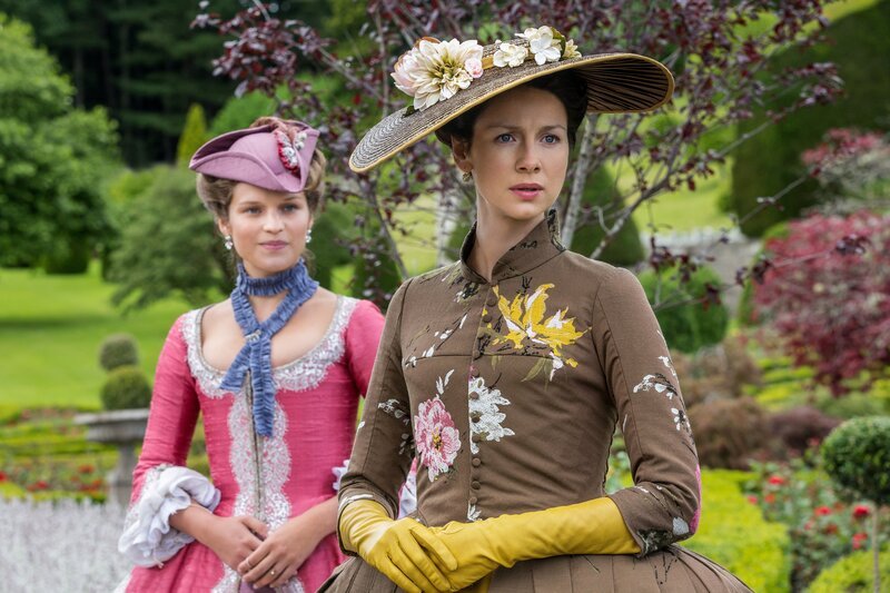 Annalise de Marillac (Margaux Chatelier) und Claire Randall (Caitriona Balfe, r.) – Bild: Ed Miller /​ Sony /​ Sony Pictures Television Inc.