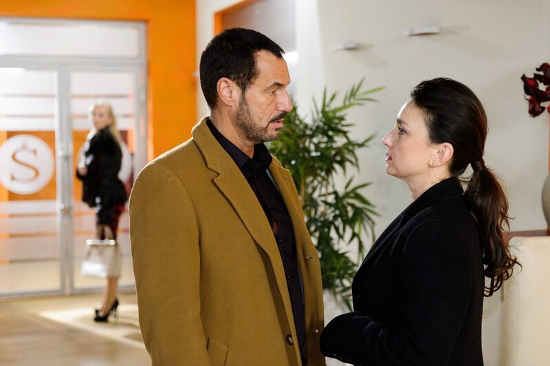Simone (Tatjana Clasing) schmerzt es, Richard (Silvan-Pierre Leirich) auch als Vertrauten verloren zu haben, was Isabelle (Ania Niedieck, hinten) im Hintergrund mit Genugtuung registriert. – Bild: RTL