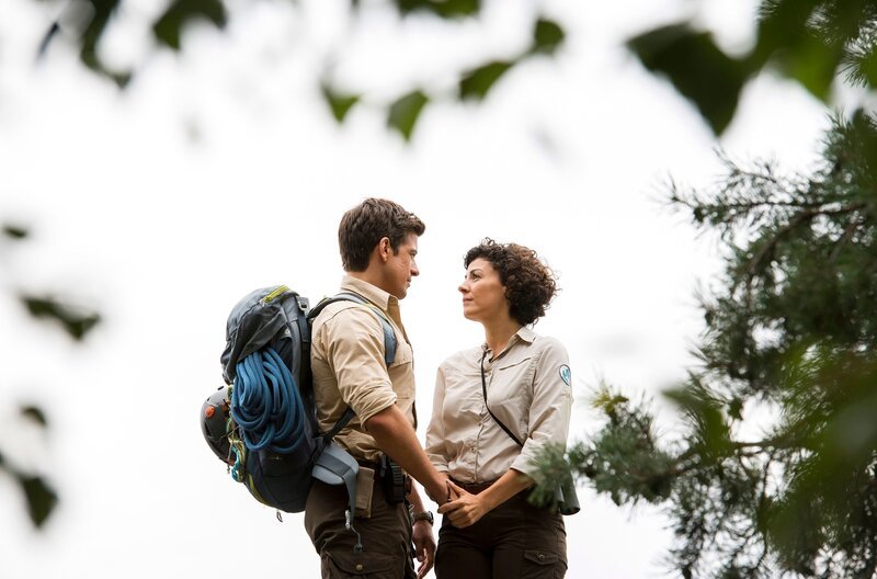 Wildtierbiologin Emilia (Liza Tzschirner) hat sich nicht nur in Jonas (Philipp Danne) verliebt, sondern auch in die schöne Gegend um den Nationalpark. – Bild: MDR/​ndF/​Jens-Ulrich Koch /​ MDR/​HA Kommunikation