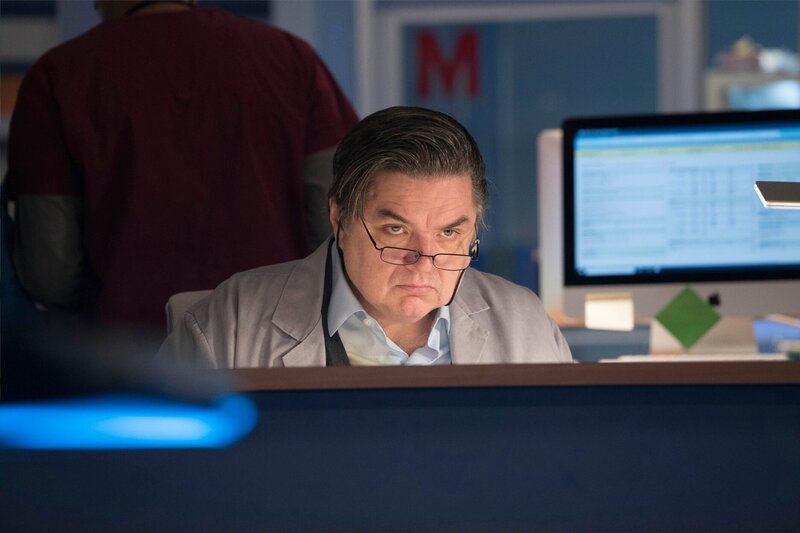 CHICAGO MED – „Guilty“ Episode 112 -- Pictured: Oliver Platt as Dr. Daniel Charles – Bild: Elizabeth Sisson/​NBC