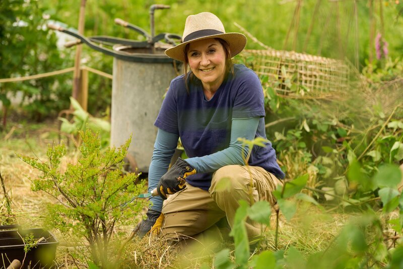 Noch ist Roz Chambers (Alexandra Gilbreath) über den jüngst gepachteten Kleingarten in Chelsea glücklich. Doch unter der Erdoberfläche verbirgt sich ein grausiges Geheimnis. – Bild: Natalie Seery/​BBC Studios/​Acorn