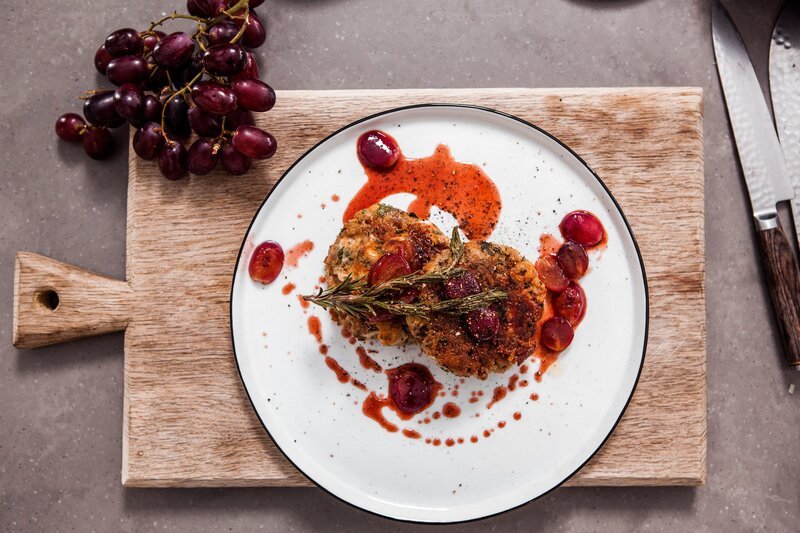 Einmal vegetarisch, mit würzigem Schafskäse auf einem fruchtigen Ragout aus Weintrauben. – Bild: BR/Sebastian Fery Einmal vegetarisch, mit würzigem Schafskäse auf einem fruchtigen Ragout aus Weintrauben. – Bild: BR/Sebastian Fery
