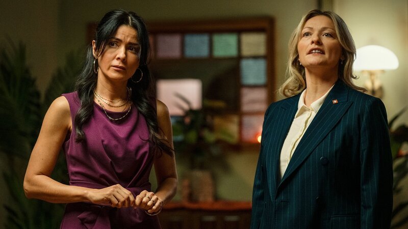 Unsere kleine Botschaft Staffel 1 Folge 4 Die Chefin ruft die Belegschaft zur Ordnung: Sandra Zellweger als Marisol, Susanne Kunz als Bea 2025  Regie: Johannes Bachmann, Johannes Schroeder Produktion: Fidelio Films GmbH Kamera: Orit Teply Drehbuch: Pascal Glatz, Christian Wehrlin – Bild: SRF/​Pascal Mora