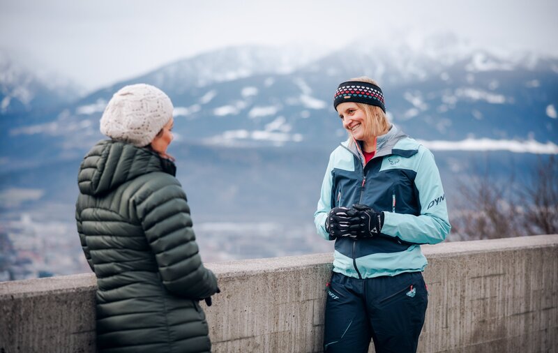Wie schwer ist es für Spitzensportlerinnen und -sportler, die aktive Karriere zu beenden? Das will Lisa Gadenstätter (l.) von Katharina Hüfner wissen. Sie ist Professorin für Sportpsychiatrie an der Med-Uni Innsbruck. – Bild: Neulandfilm /​ ORF /​ Benny Paya