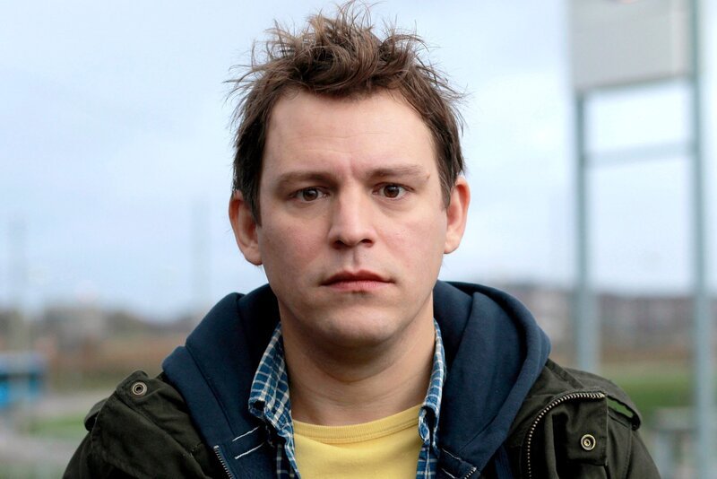 Fredrik (Eric Ericson) hat plötzlich eine Ahnung. – Bild: ARD Degeto/​Illusion Film/​A. Aristarhova