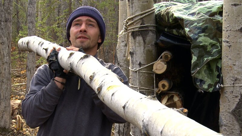 Matt hauls a log for the trapper shack. – Bild: Discovery Communications