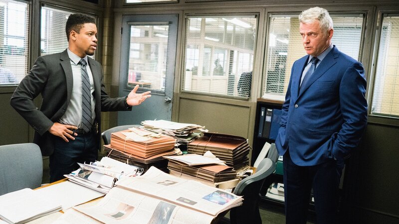 Während Bell (Jon Michael Hill, l.) und Gregson (Aidan Quinn, r.) mit den Untersuchungen an einem Clown-Mord beschäftigt sind, wird Bell von dem Ex-Mann seiner neuen Flamme heimgesucht … – Bild: PLURIMEDIA /​ CBS Broadcasting Inc.