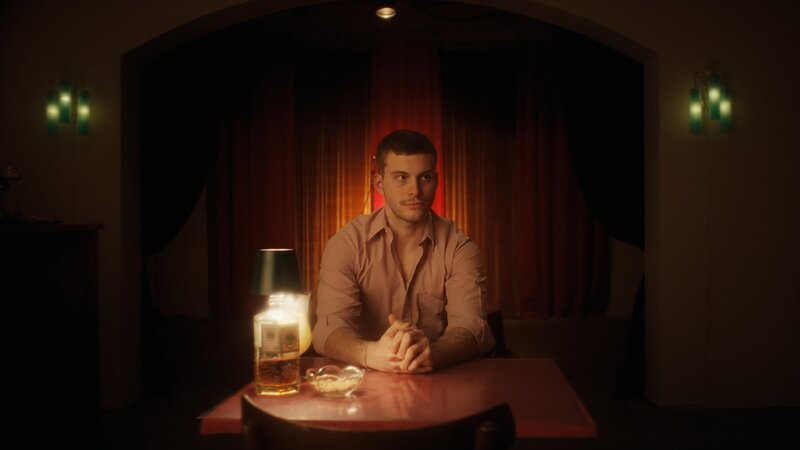 Lukas Jokkebrok (Ben Felipe) wartet auf den Beginn seines Speeddatings im Jenseits. – Bild: Karl Kürten /​ ZDF