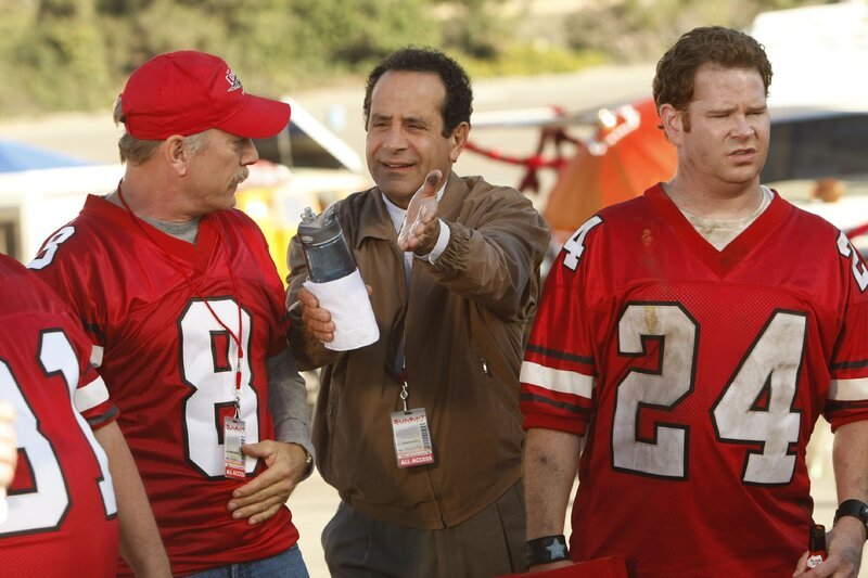 Monk (Tony Shalhoub, Mi.) hat Karten für ein begehrtes Footballspiel geschenkt und beglückt den Footballfan Captain Stottlemeyer (Ted Levine) mit der zweiten Karte. Doch dessen Freude schwindet merklich, als Monk meint, im Stadion Hinweisen auf einen Mord nachgehen zu müssen … (re. Darst. unbekannt) – Bild: SUPER RTL Monk (Tony Shalhoub, Mi.) hat Karten für ein begehrtes Footballspiel geschenkt und beglückt den Footballfan Captain Stottlemeyer (Ted Levine) mit der zweiten Karte. Doch dessen Freude schwindet merklich, als Monk meint, im Stadion Hinweisen auf einen Mord nachgehen zu müssen … (re. Darst. unbekannt) – Bild: SUPER RTL