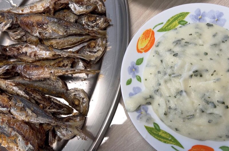 In Machico interpretiert Maria den Klassiker Milho e chicharro neu: aromatisierte Polenta mit knusprig gegrillter Bastardmakrele – perfekt für die Mittagspause. – Bild: Elephant Doc