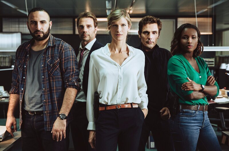 Sophie Cross (Alexia Barlier, Mitte) gibt ihren Anwaltsberuf auf und wechselt in den Polizeidienst im Team von Gabriel Deville (Cyril Lecomte, 2. v. re.) und der Dienststelle, die von ihrem Mann Thomas Leclercq (Thomas Jouannet, 2. v. li.) geleitet wird. Mit ihm Team sind noch Fred Fontaine (Oussama Kheddam, li.) und Amina Dequesne (Mariama Gueye). Fotos Episode 1 „Teuflischer Plan“. – Bild: ARD Degeto/​ndF international Productions/​Les Gens/​Gardner & Domm/​France TV/​Sofie Gheysens