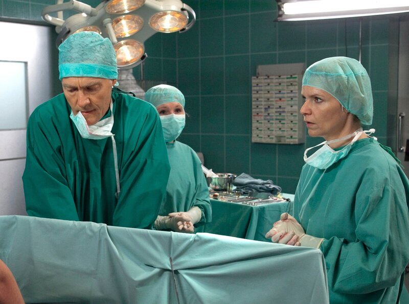 Während der zweiten Operation von Ruth Nitschke kommt es zu schweren Komplikationen. Dr. Kaminski (Udo Schenk, links) und Dr. Globisch (Andrea Kathrin Loewig) müssen die Patientin fast eine halbe Stunde reanimieren. – Bild: MDR/​Krajewsky