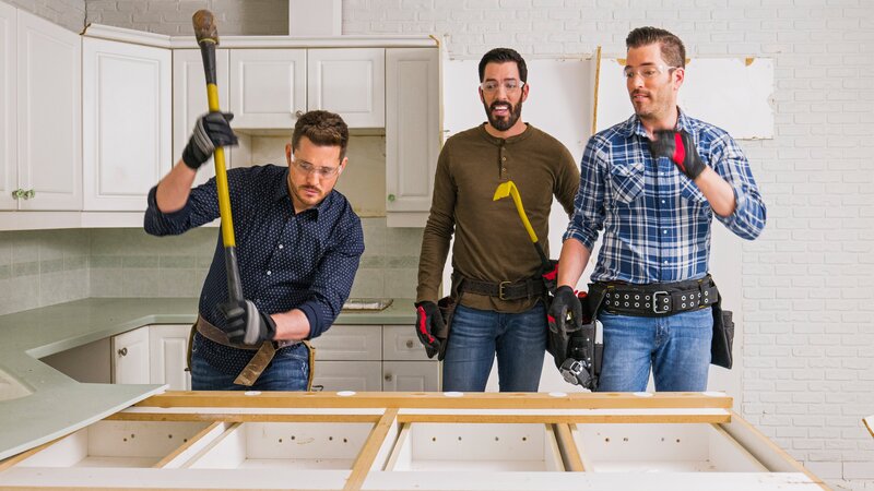 Drew, Jonathan and Michael begin the demolition process – Bild: HGTV/​Scripps Networks, LLC