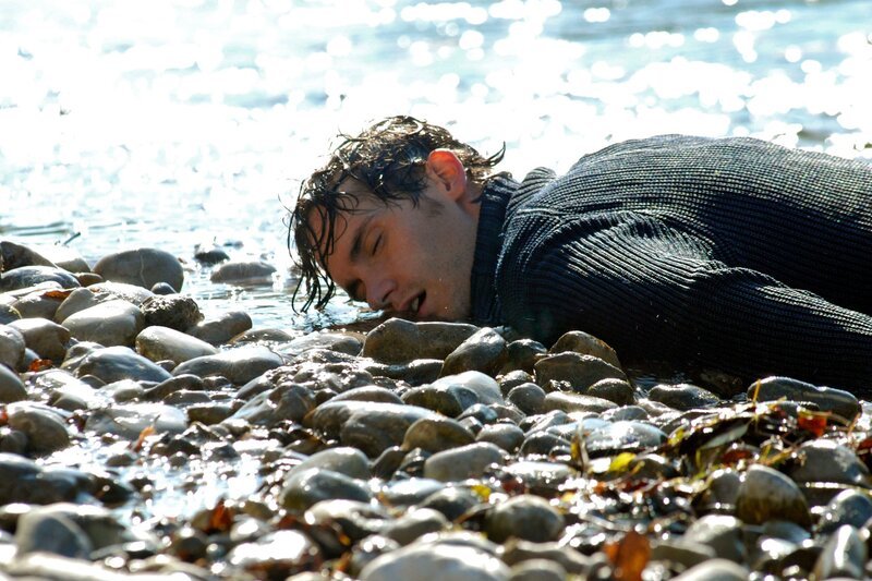 Peter (Daniel Fünffrock) gerät erneut in Lebensgefahr, als er für Julius Schilf besorgen soll. – Bild: ARD/​Ann Paur